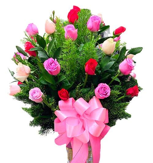 24 mixed roses in vase 500x531